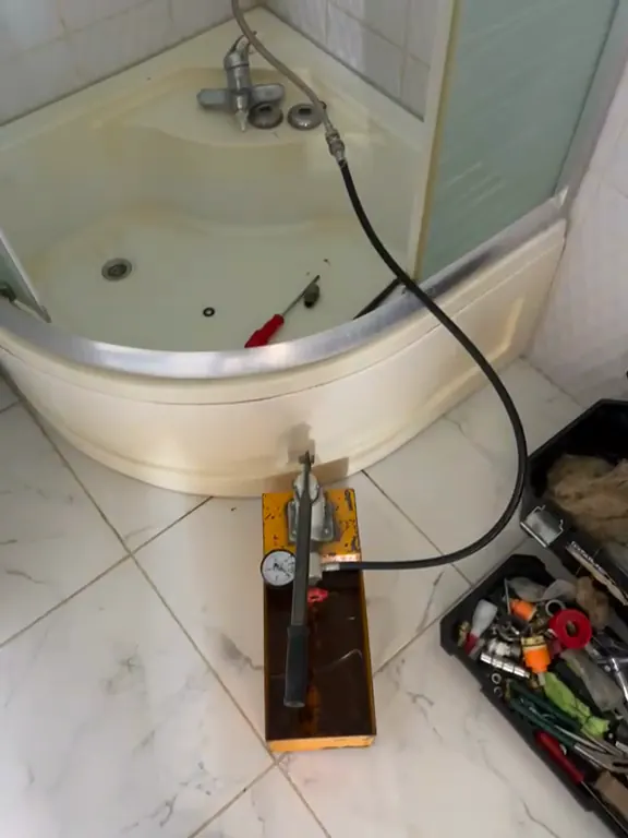 Basınç test pompası ve manometre, duş teknesinin yanında